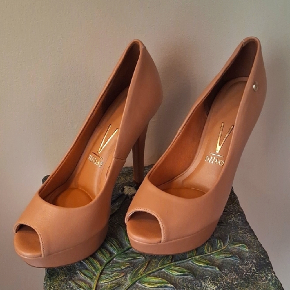 VIZZANO Women's Peep Toe Platform Pump-Nude Size 9. Made in Brazil. Exel. Cond.